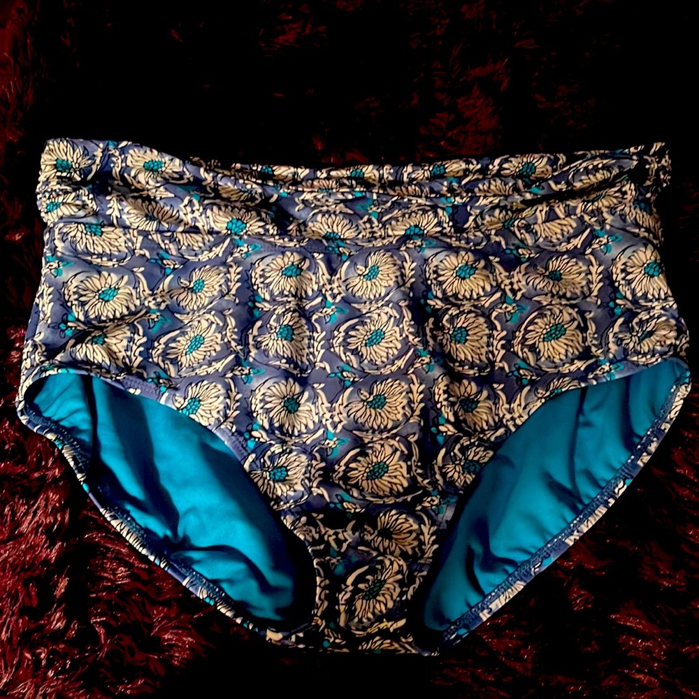 Beautiful old navy bottom with beautiful colors 1X wear high waist orvfold down